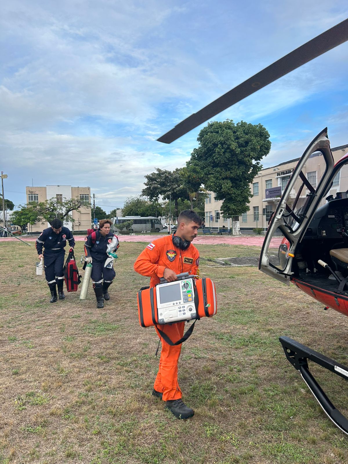 Bombeiros resgatam vítima de AVC na Ilha de Maré por Divulgação