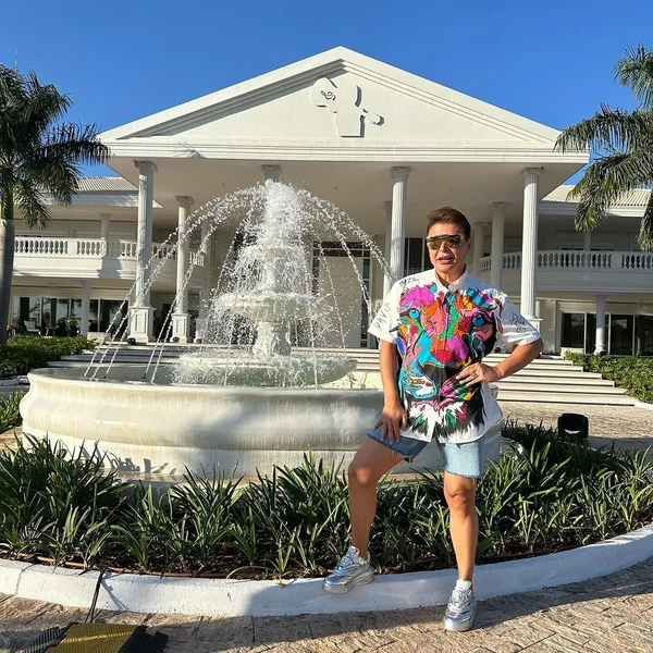 David Brazil posa na frente da mansão de Gusttavo Lima por Reprodução/Instagram