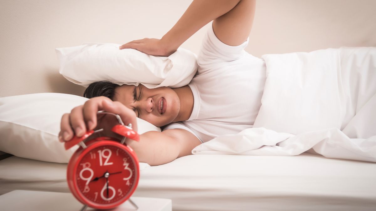 Cansado de acordar no meio da noite? Veja o que você pode fazer para ...