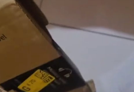 Homem compra iPhone de R$ 4,1 mil pela internet e recebe caixa de chocolate por Reprodução