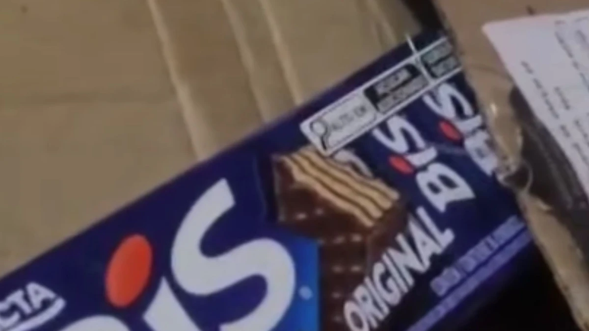 Homem compra iPhone de R$ 4,1 mil pela internet e recebe caixa de chocolate por Reprodução