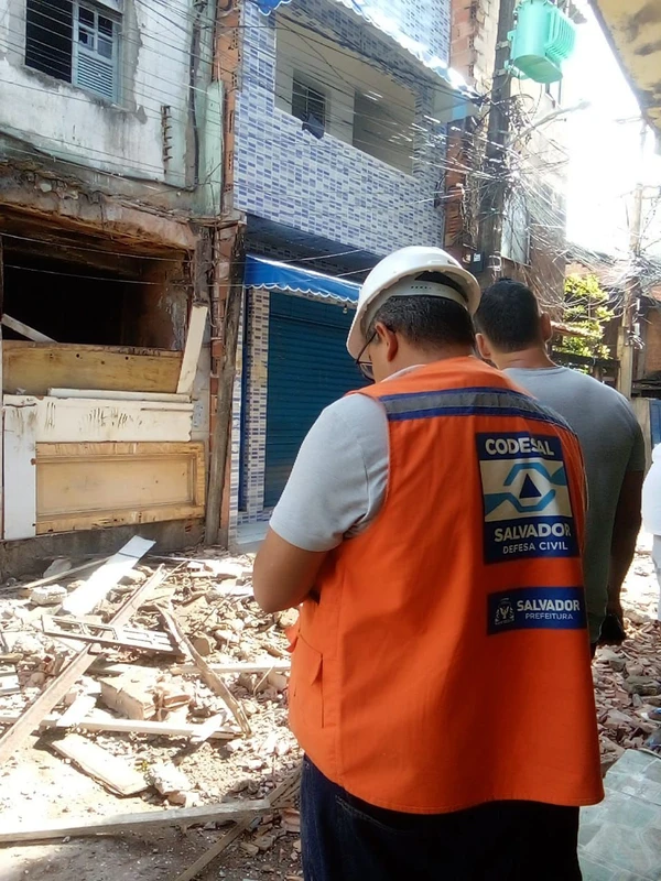 Imóvel desaba parcialmente na Boca do Rio por Divulgação