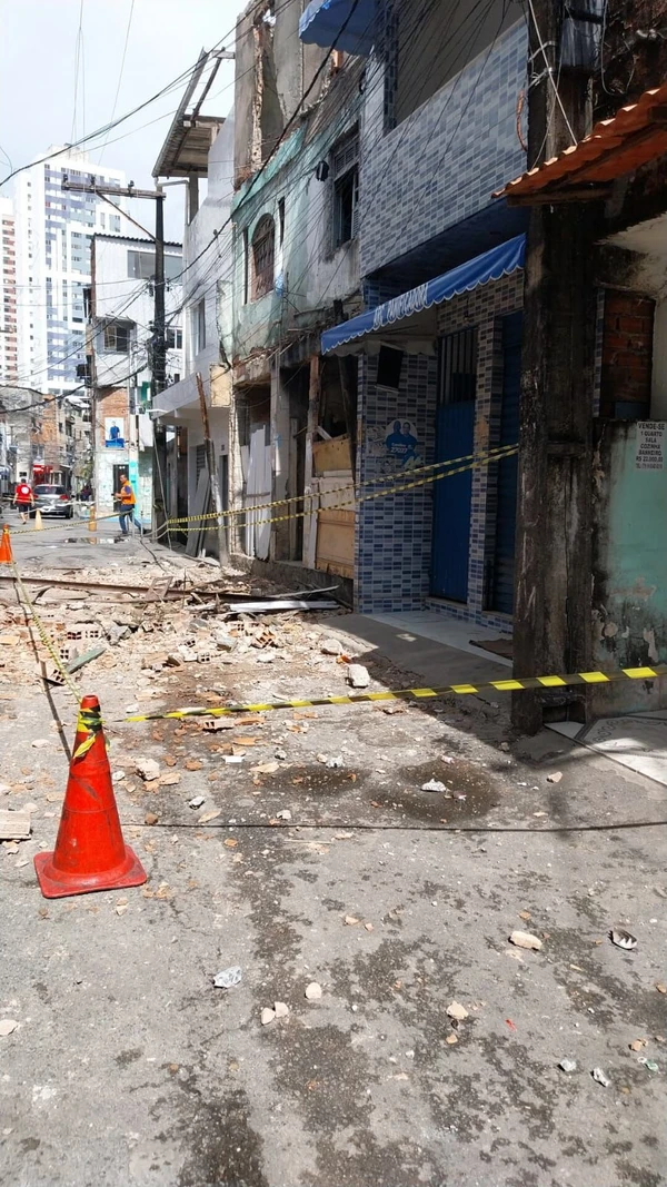 Imóvel desaba parcialmente na Boca do Rio por Divulgação