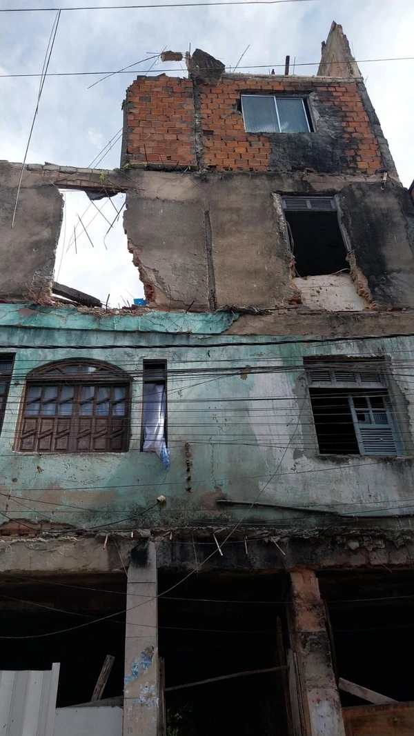 Imóvel desaba parcialmente na Boca do Rio por Divulgação