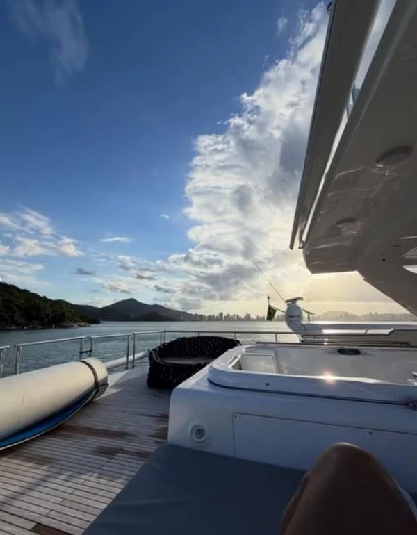 Jonathan Coelho e a lancha em que esteve com Ana Castela e amigos por Reprodução/Redes Sociais