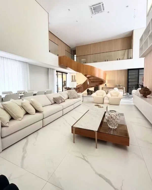 Mansão de Lucas Paquetá une luxo. clima de praia e áreas de convivência por Studio Lucio Nocito/Instagram