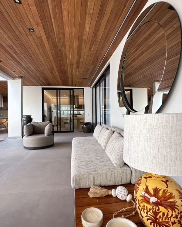 Mansão de Lucas Paquetá une luxo. clima de praia e áreas de convivência por Studio Lucio Nocito/Instagram