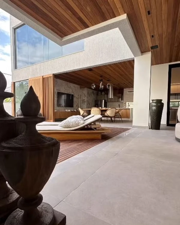 Mansão de Lucas Paquetá une luxo. clima de praia e áreas de convivência por Studio Lucio Nocito/Instagram