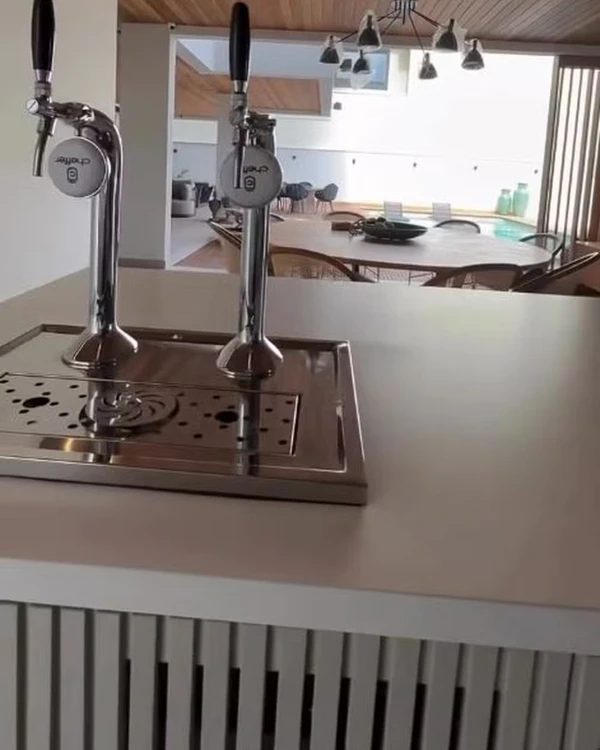 Mansão de Lucas Paquetá une luxo. clima de praia e áreas de convivência por Studio Lucio Nocito/Instagram