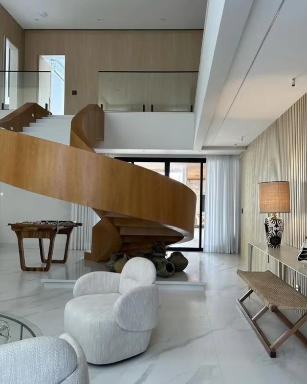 Mansão de Lucas Paquetá une luxo. clima de praia e áreas de convivência por Studio Lucio Nocito/Instagram