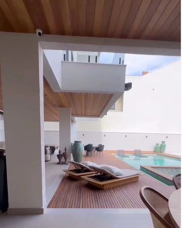 Mansão de Lucas Paquetá une luxo. clima de praia e áreas de convivência por Studio Lucio Nocito/Instagram