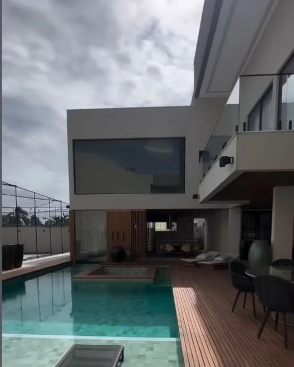 Mansão de Lucas Paquetá une luxo. clima de praia e áreas de convivência por Studio Lucio Nocito/Instagram