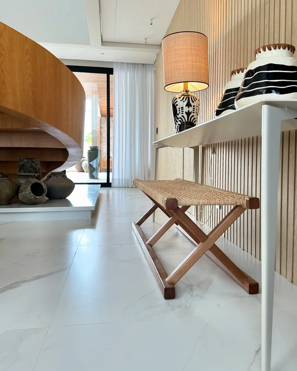 Mansão de Lucas Paquetá une luxo. clima de praia e áreas de convivência por Studio Lucio Nocito/Instagram