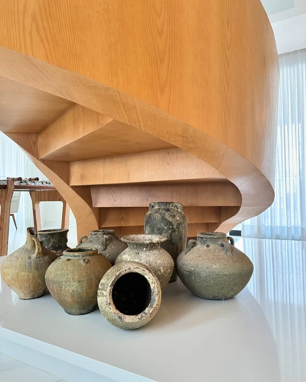 Mansão de Lucas Paquetá une luxo. clima de praia e áreas de convivência por Studio Lucio Nocito/Instagram