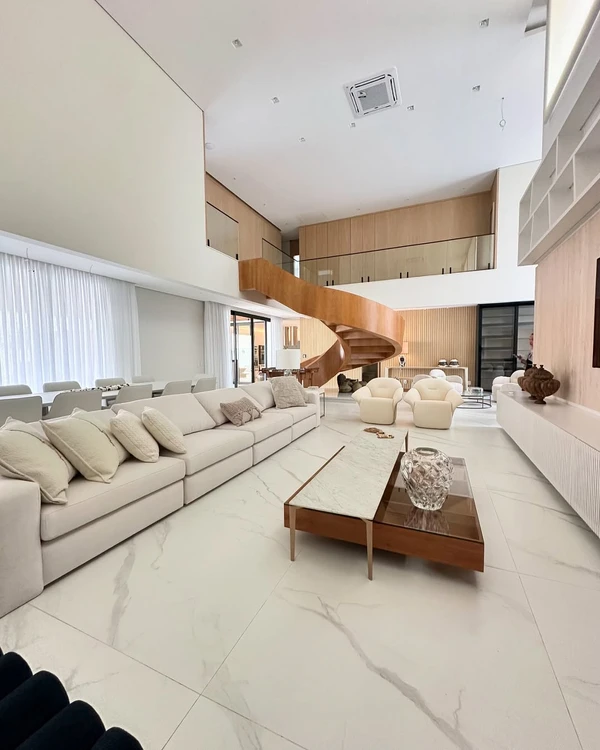 Mansão de Lucas Paquetá une luxo. clima de praia e áreas de convivência por Studio Lucio Nocito/Instagram