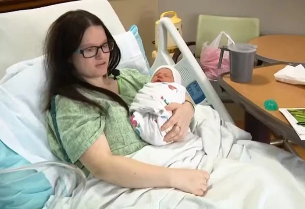 Mulher dá à luz no trabalho sem saber que estava grávida