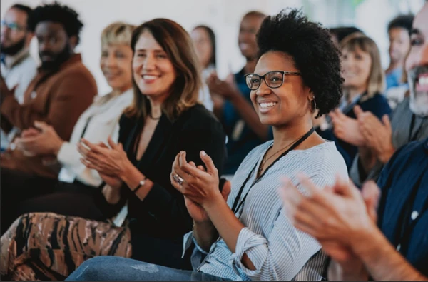 Os participantes conhecerão os diferentes modelos de franquia e compreenderão as vantagens e desvantagens de se tornar um franqueador(a)