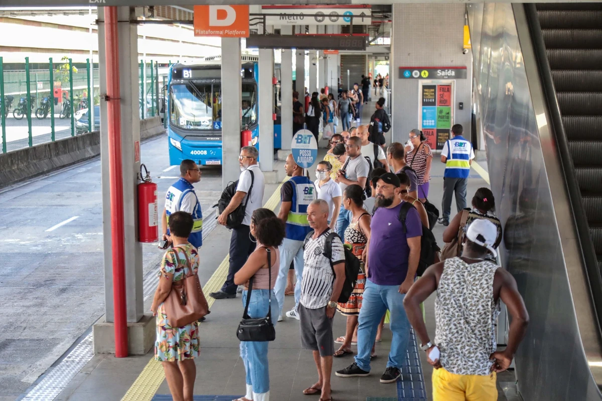 Passageiros esperam transporte por Bruno Concha / Secom PMS