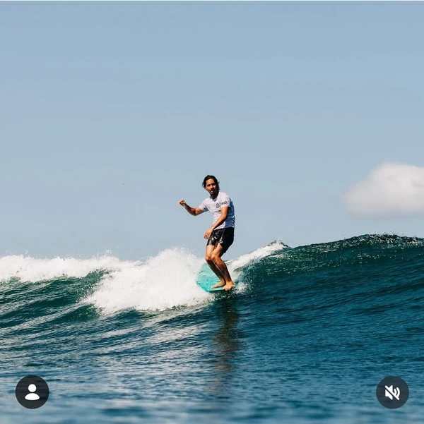 Surfista brasileiro morre em acidente de moto durante viagem para competição internacional por Reprodução