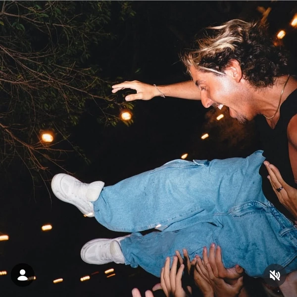 Surfista brasileiro morre em acidente de moto durante viagem para competição internacional por Reprodução