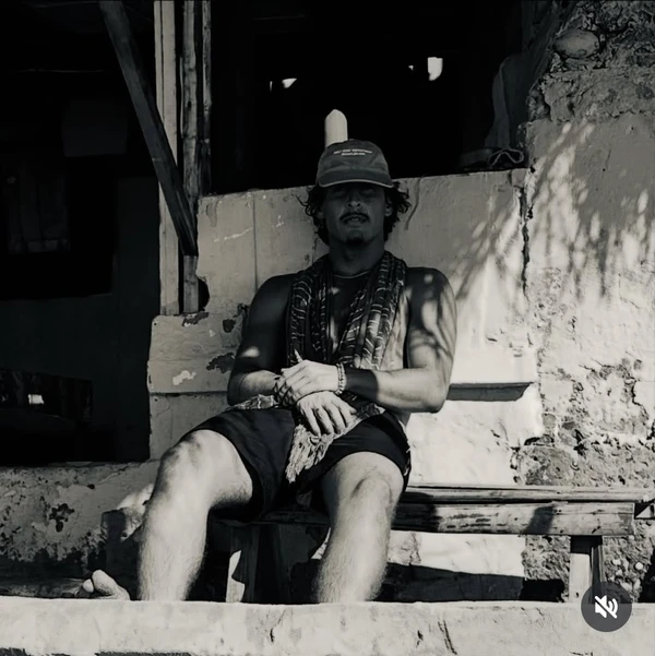 Surfista brasileiro morre em acidente de moto durante viagem para competição internacional por Reprodução