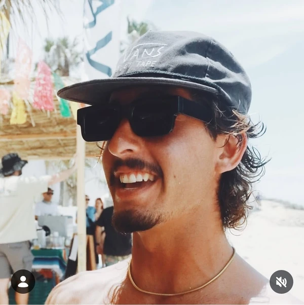 Surfista brasileiro morre em acidente de moto durante viagem para competição internacional por Reprodução