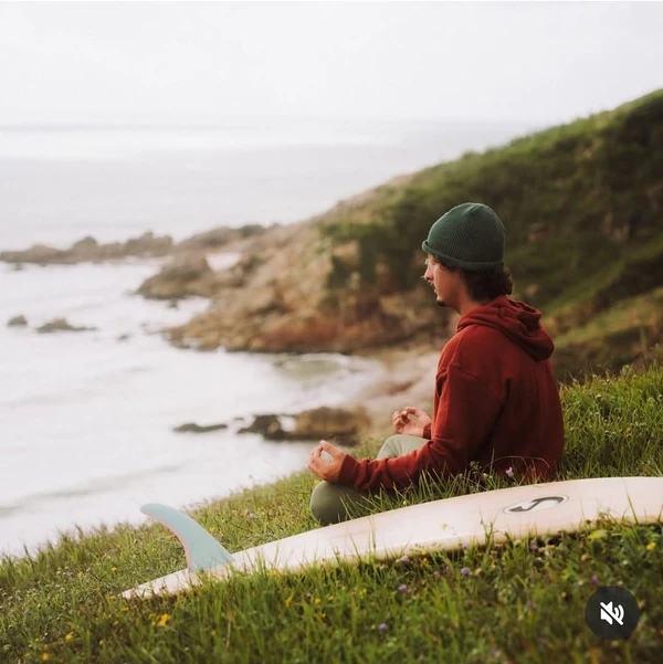 Surfista brasileiro morre em acidente de moto durante viagem para competição internacional por Reprodução