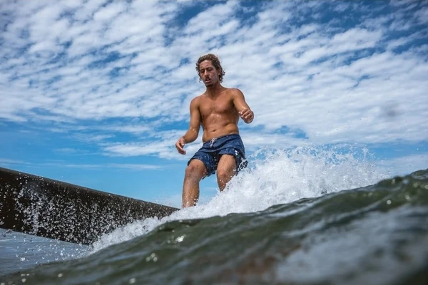 Surfista brasileiro morre em acidente de moto durante viagem para competição internacional