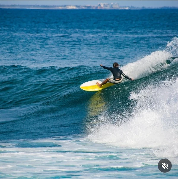 Surfista brasileiro morre em acidente de moto durante viagem para competição internacional por Reprodução