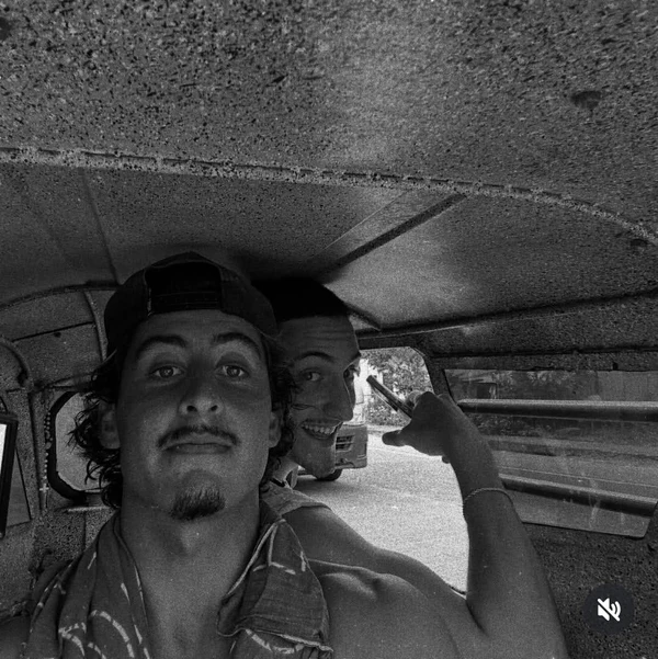 Surfista brasileiro morre em acidente de moto durante viagem para competição internacional por Reprodução