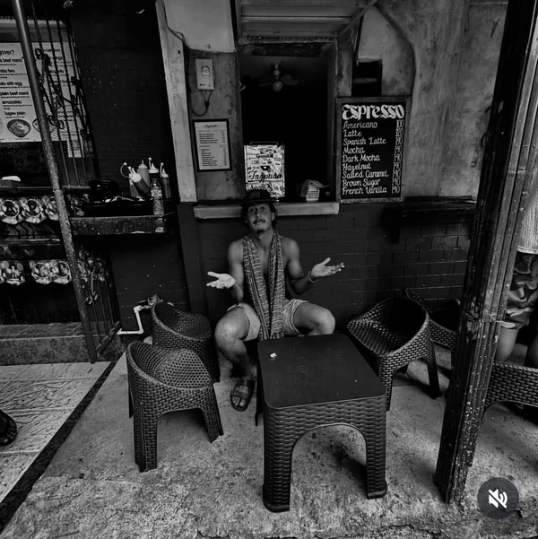 Surfista brasileiro morre em acidente de moto durante viagem para competição internacional por Reprodução