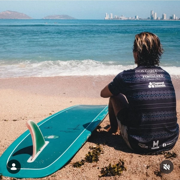 Surfista brasileiro morre em acidente de moto durante viagem para competição internacional por Reprodução