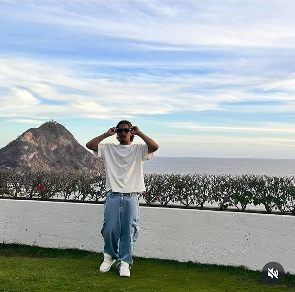 Surfista brasileiro morre em acidente de moto durante viagem para competição internacional por Reprodução