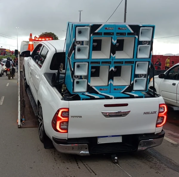 Veículo usado como paredão é apreendido no estacionamento do Barradão por Divulgação