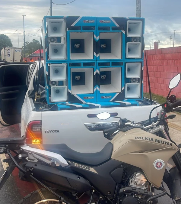 Veículo usado como paredão é apreendido no estacionamento do Barradão por Divulgação