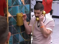 Imagem - Marcelo atende ao Big Fone, recebe ordem e coloca a pulseira dourada