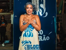 Imagem - Só de toalha: bloco transforma a Barra em banho coletivo de glitter e folia no pré-Carnaval