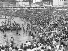 Imagem - Fé, mar e tradição: veja fotos da Festa de Iemanjá ao longo dos anos