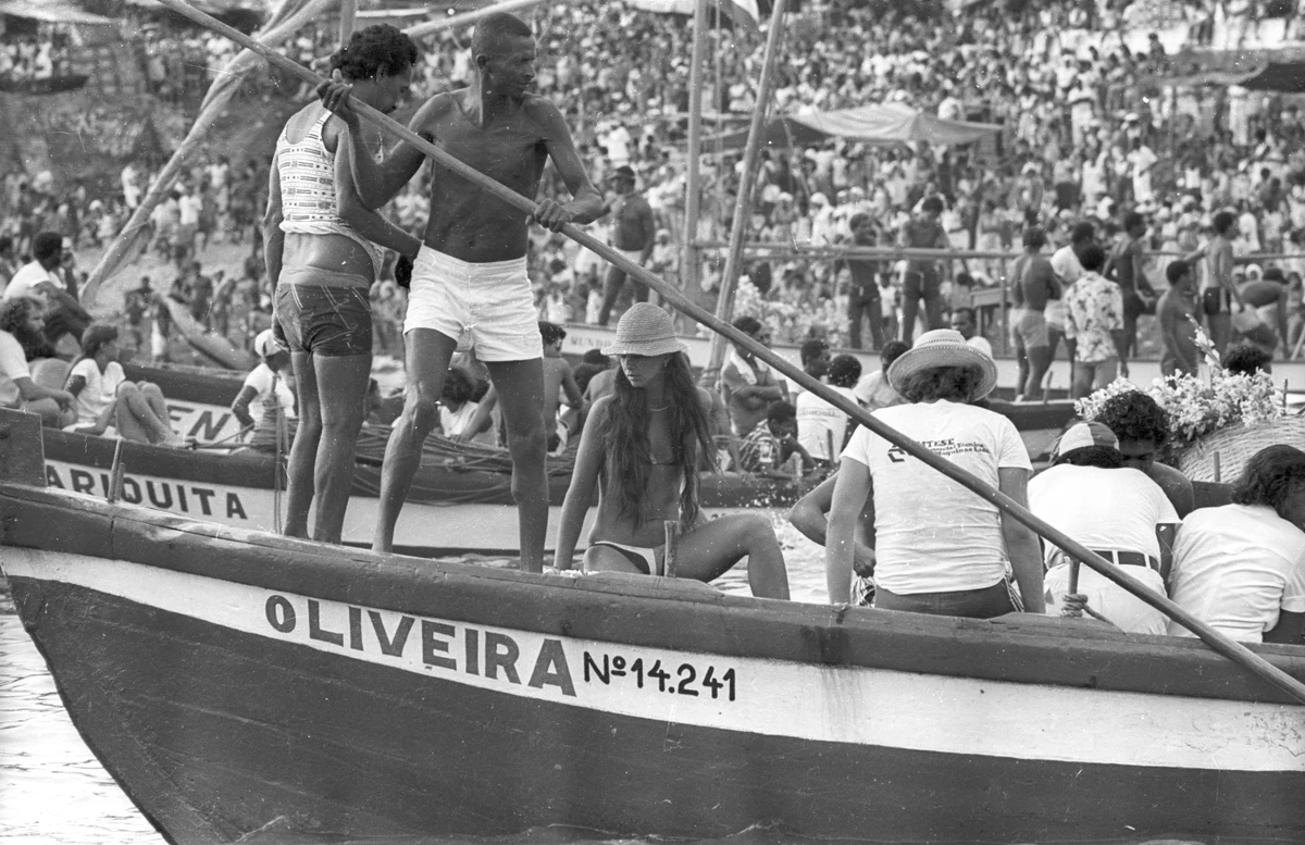 Barco indo ao mar em 1982 por Carlos Catela - Arquivo Correio