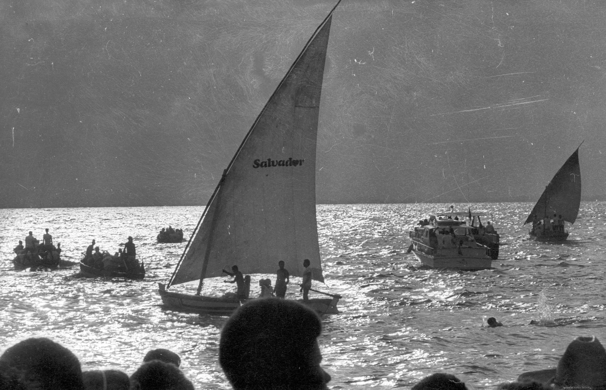 Barcos com oferendas para Iemanjá na festa em 1982 por Carlos Catela - Arquivo Correio
