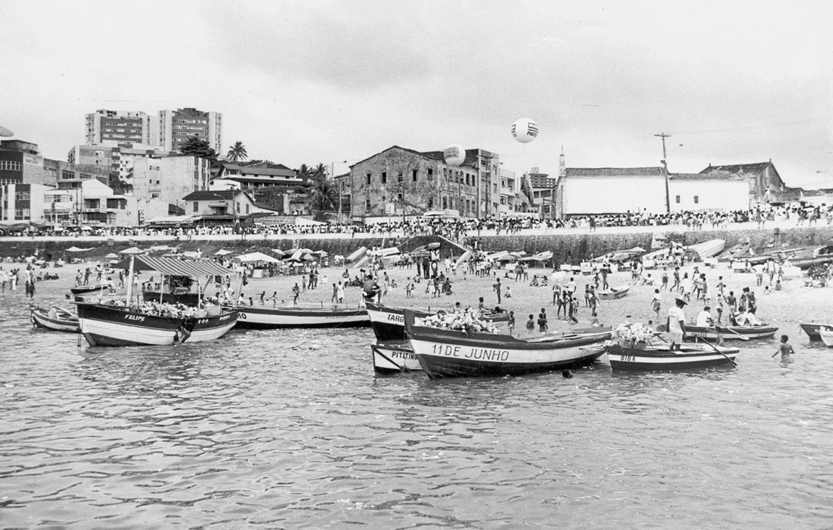 Barcos no mar do Rio Vermelho no Dois de Fevereiro de 1992 por Marco Aurelio Martins - Arquivo Correio
