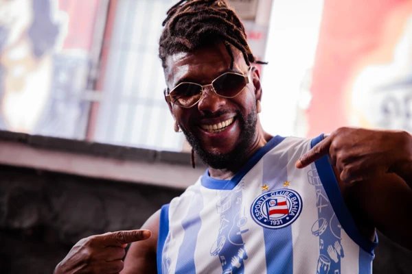 Beto Jamaica com a camisa especial para o Carnaval 2026 do Bahia por Letícia Martins/EC Bahia