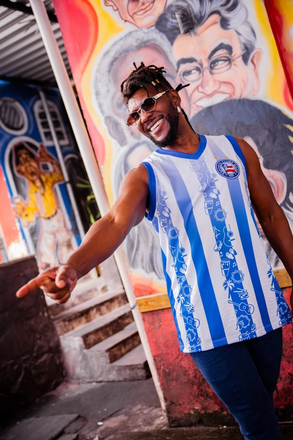Beto Jamaica com a camisa especial para o Carnaval 2026 do Bahia por Letícia Martins/EC Bahia