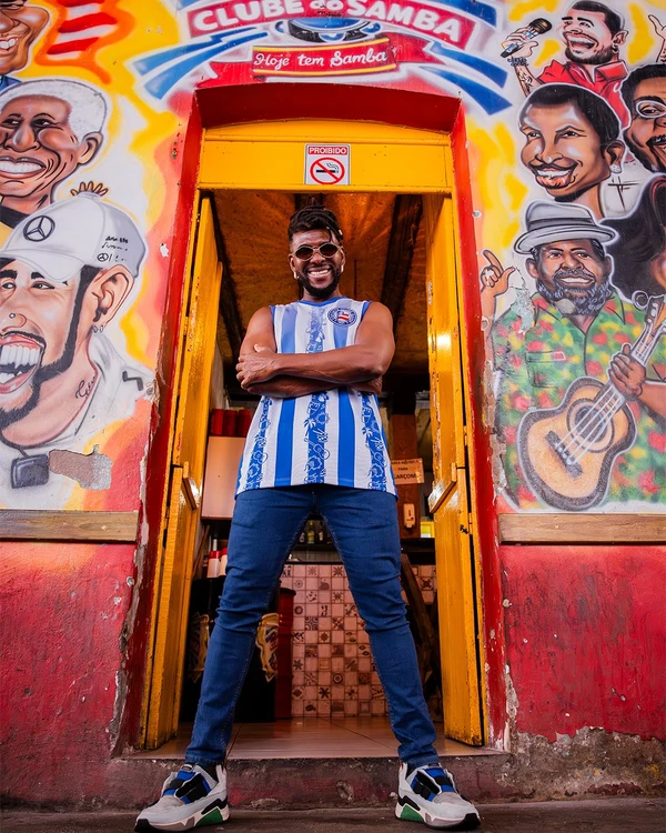 Beto Jamaica com a camisa especial para o Carnaval 2026 do Bahia por Letícia Martins/EC Bahia