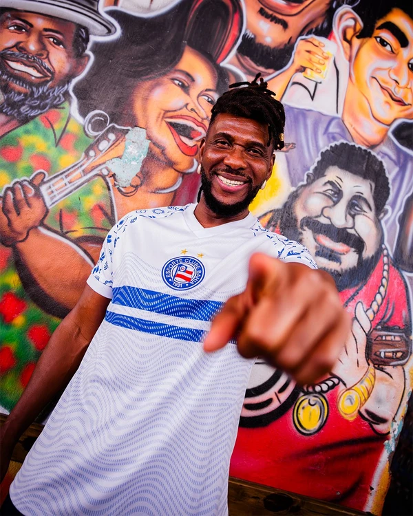 Beto Jamaica com a camisa especial para o Carnaval 2026 do Bahia por Letícia Martins/EC Bahia