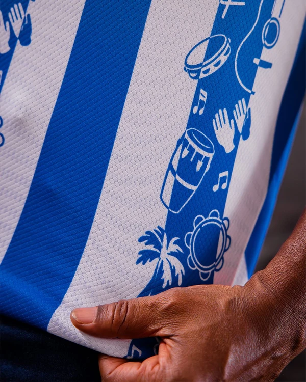 Beto Jamaica com a camisa especial para o Carnaval 2026 do Bahia por Letícia Martins/EC Bahia