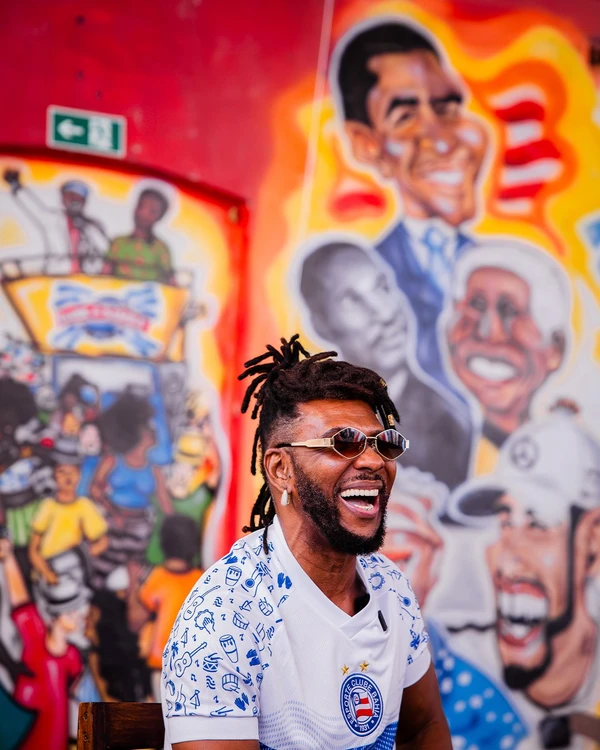 Beto Jamaica com a camisa especial para o Carnaval 2026 do Bahia por Letícia Martins/EC Bahia