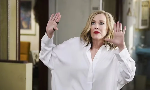 Catherine O'Hara na série "Schitt’s Creek" (2015) por DIvulgação 