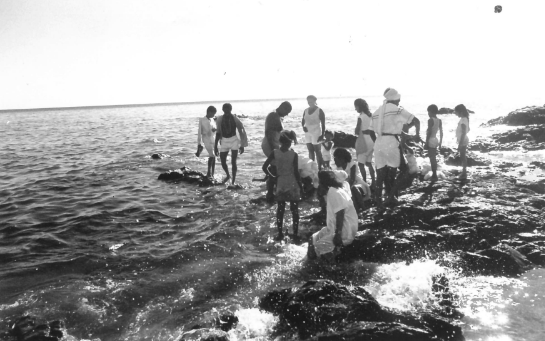 Devotos nas pedras do mar do Rio Vermelho, em 1995 por Mario Marques/Arquivo CORREIO