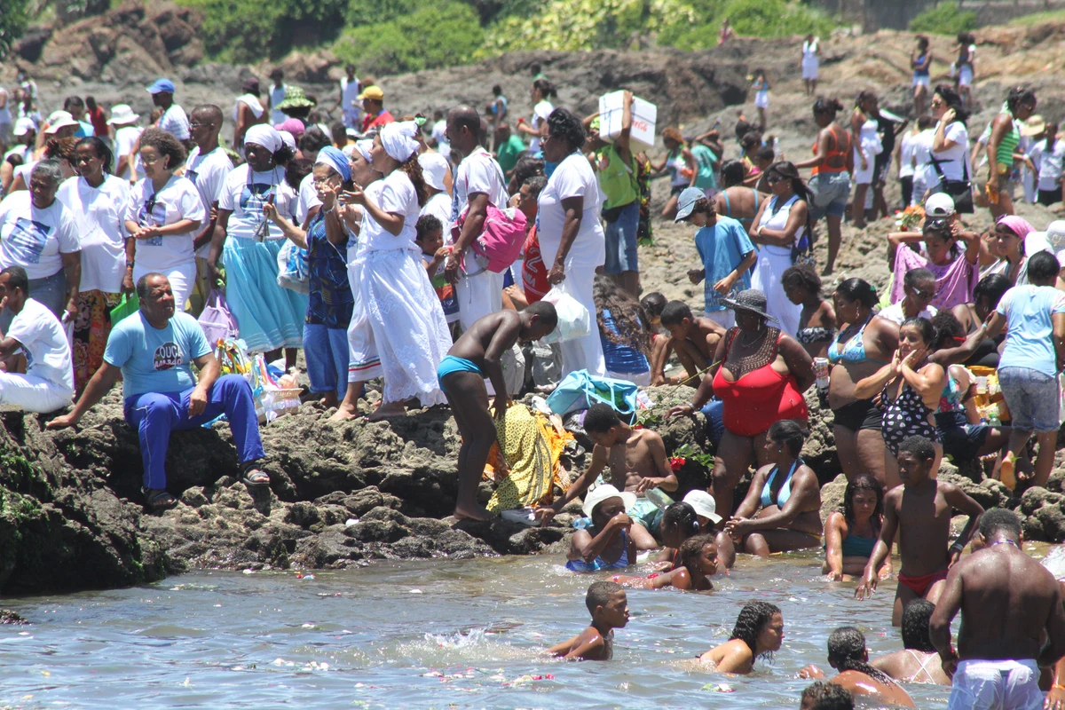 Devotos vão à praia no Dois de Fevereiro por Evandro Veiga/Arquivo CORREIO